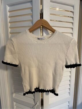 ZARA Ribbed Knit Tshirt with black ruffle hems size medium